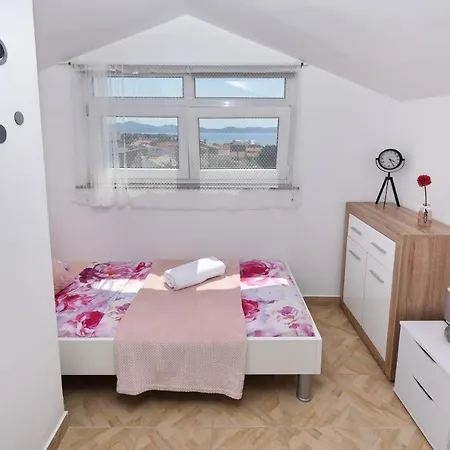 Апартаменты Sea View Izziy *
